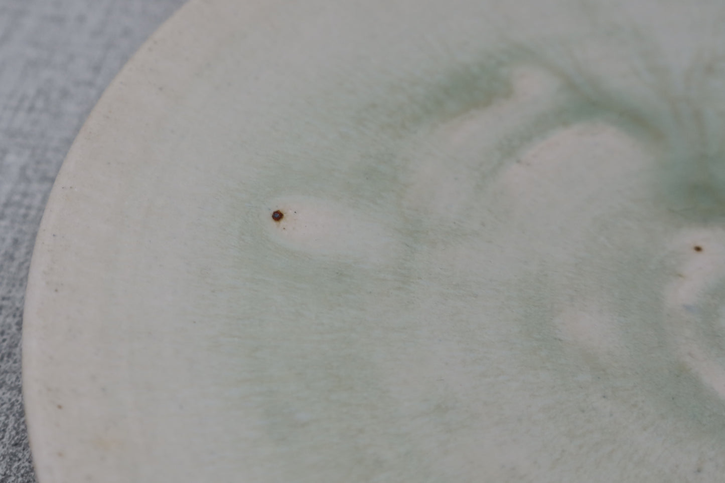 Mashiko ware flat plate, round plate, milky white/light yellow