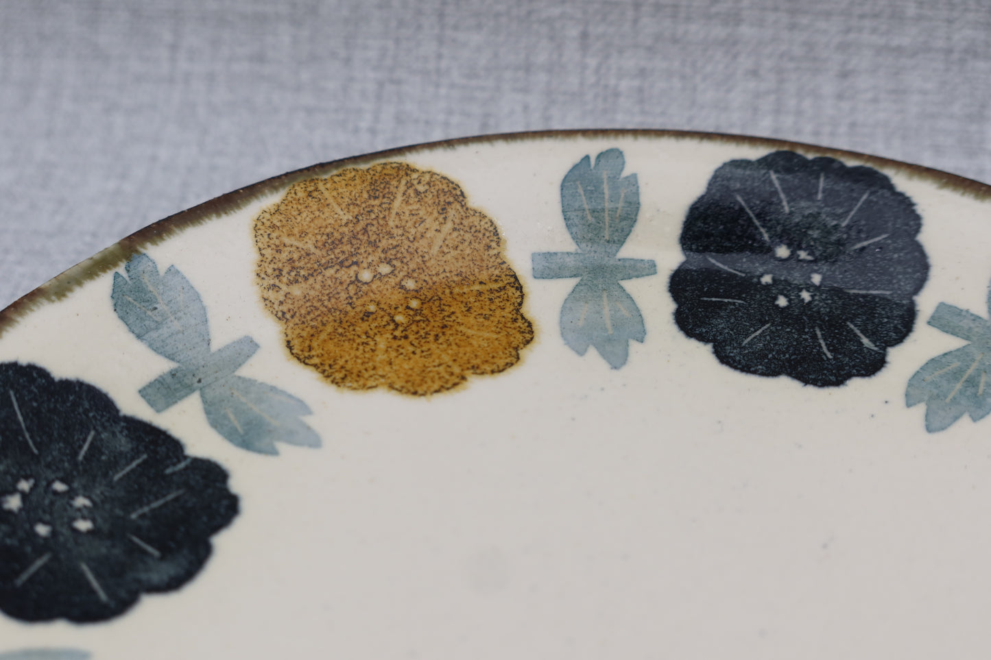 Flat plate, round plate, washi dyed, chrysanthemum flower pattern