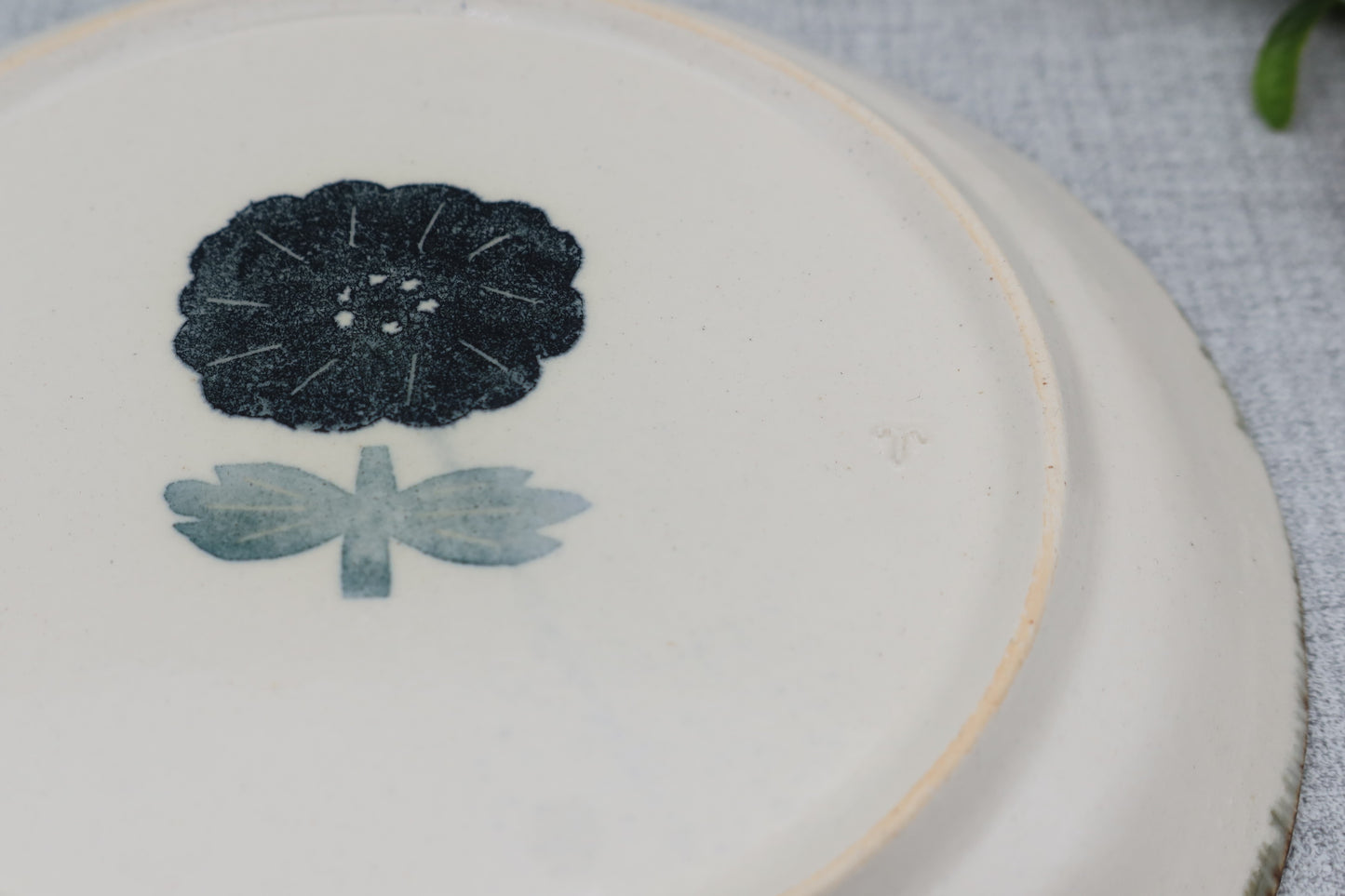 Flat plate, round plate, washi dyed, chrysanthemum flower pattern