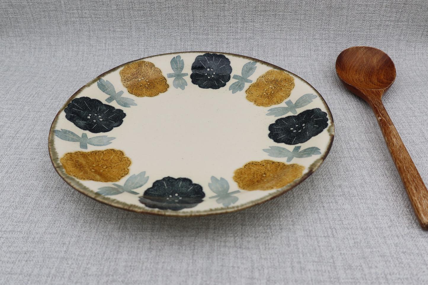 Flat plate, round plate, washi dyed, chrysanthemum flower pattern