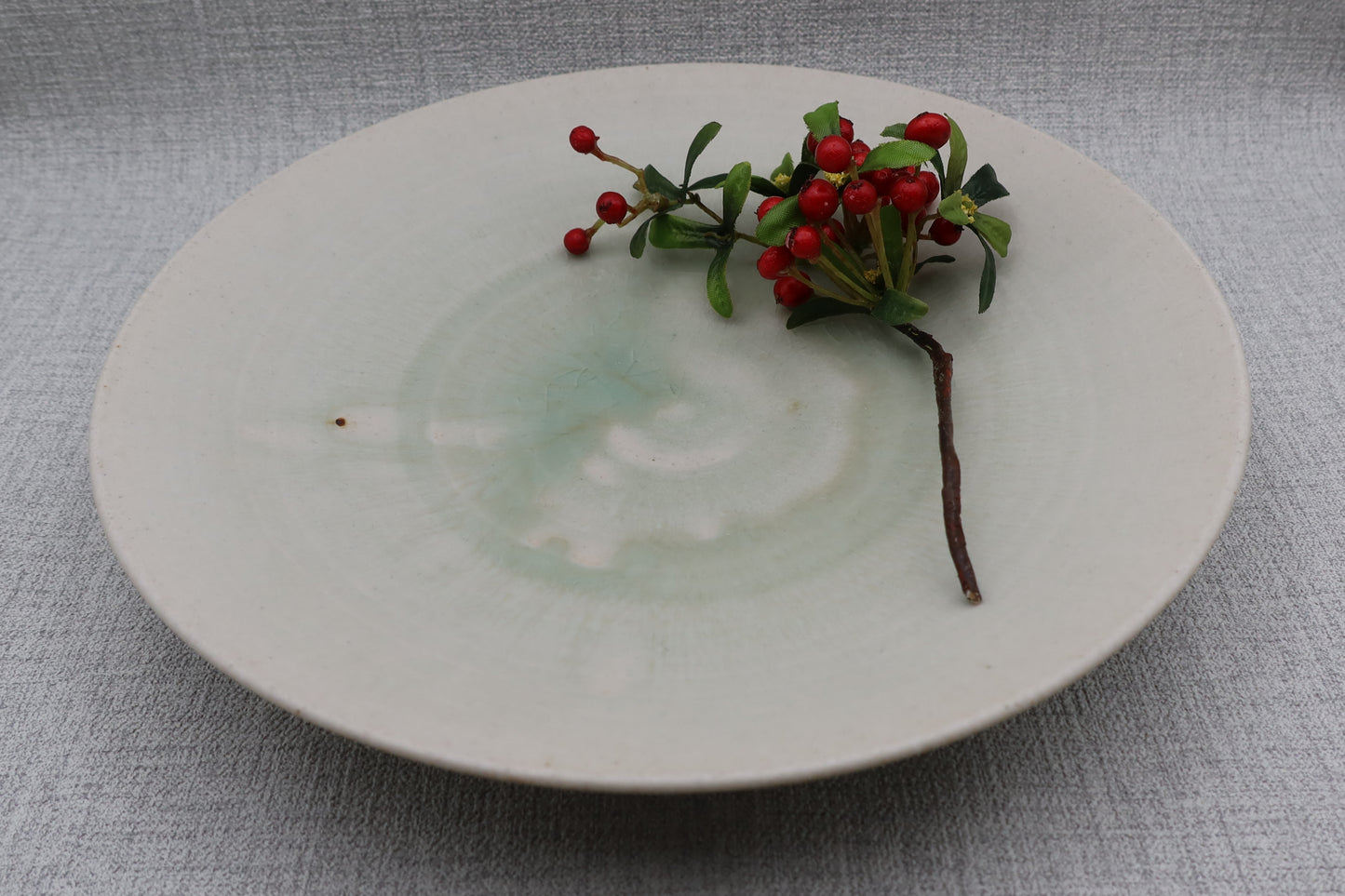 Mashiko ware flat plate, round plate, milky white/light yellow