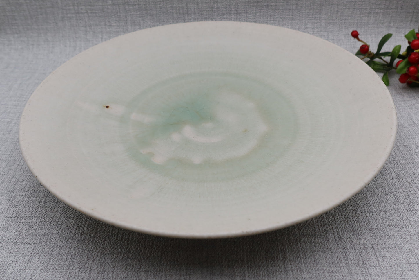Mashiko ware flat plate, round plate, milky white/light yellow