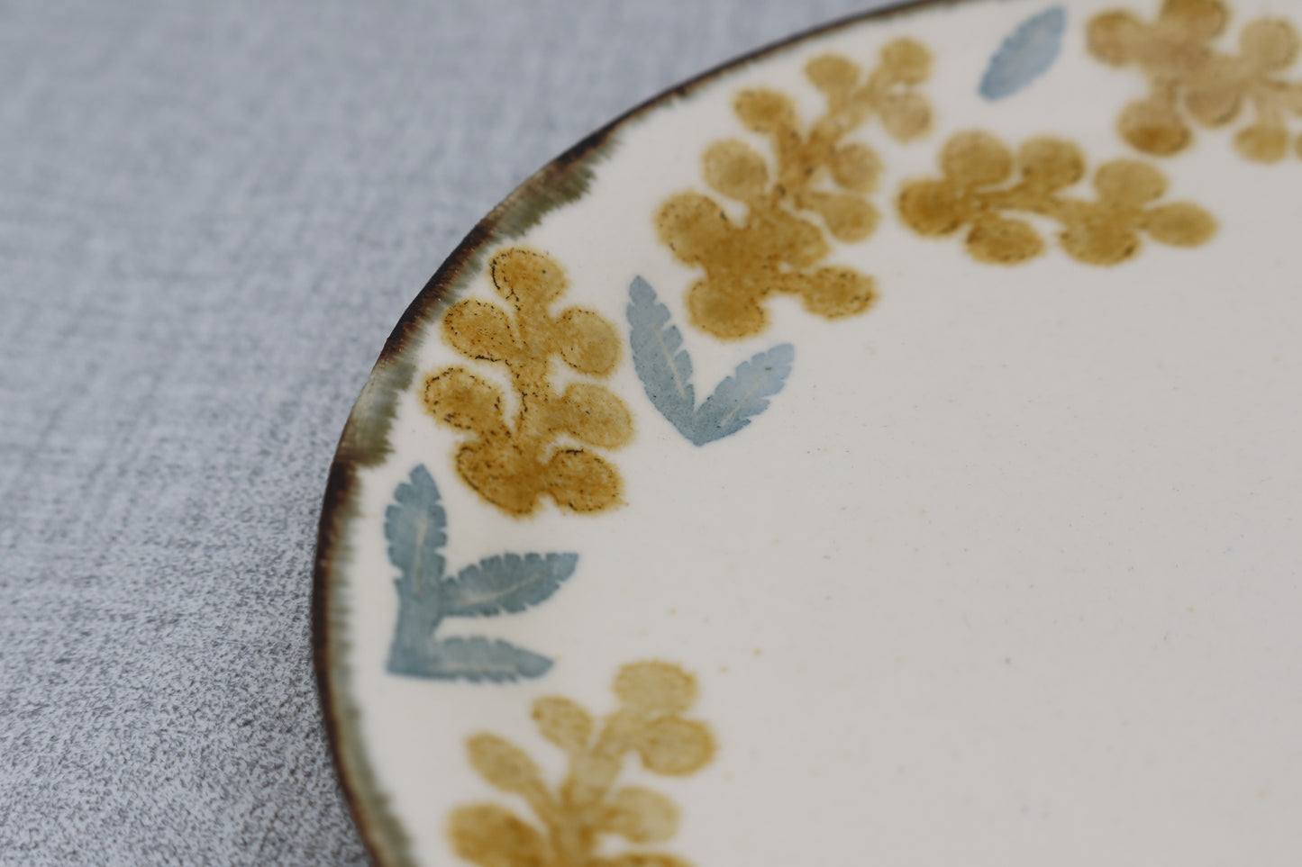 Flat plate, round plate, washi-dyed, mimosa flower pattern