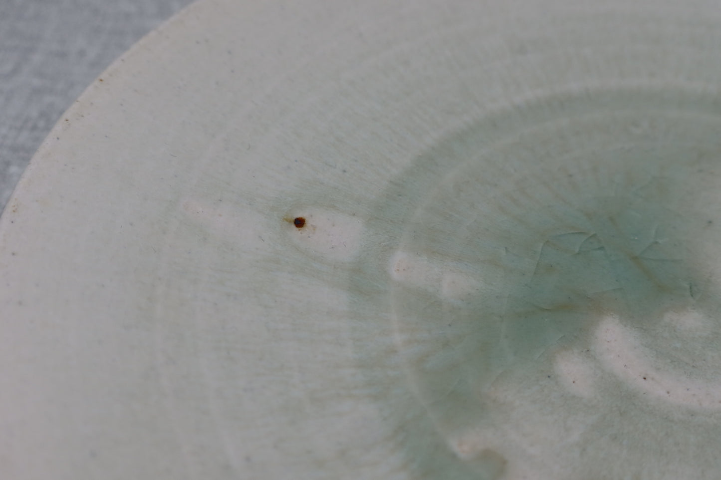 Mashiko ware flat plate, round plate, milky white/light yellow