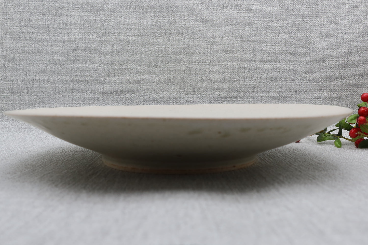 Mashiko ware flat plate, round plate, milky white/light yellow