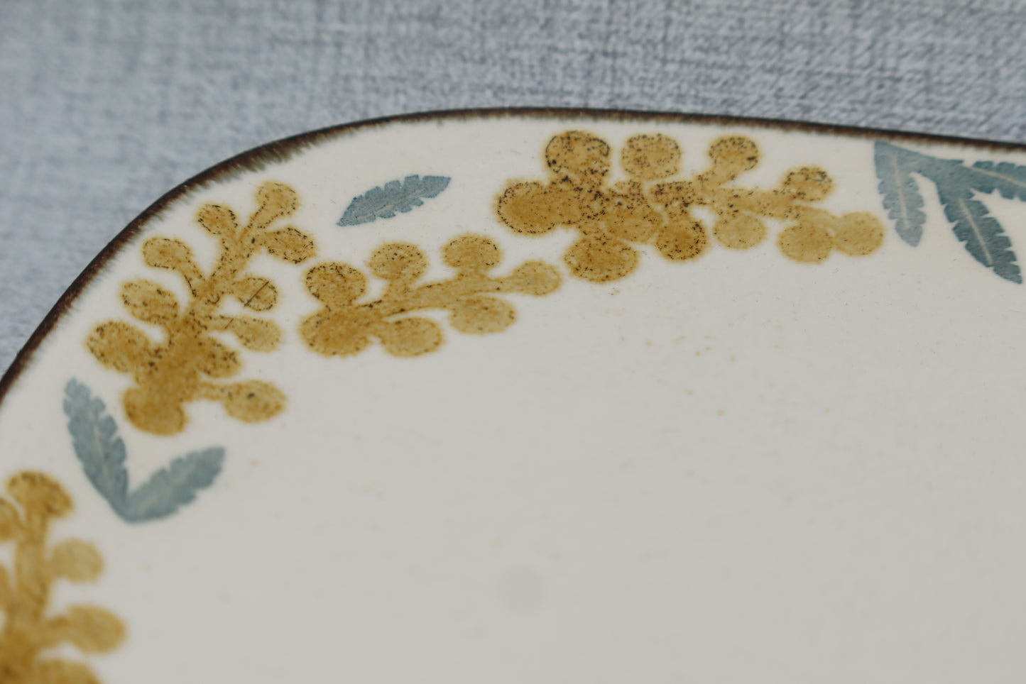 Flat plate, square plate, washi-dyed, mimosa flower
