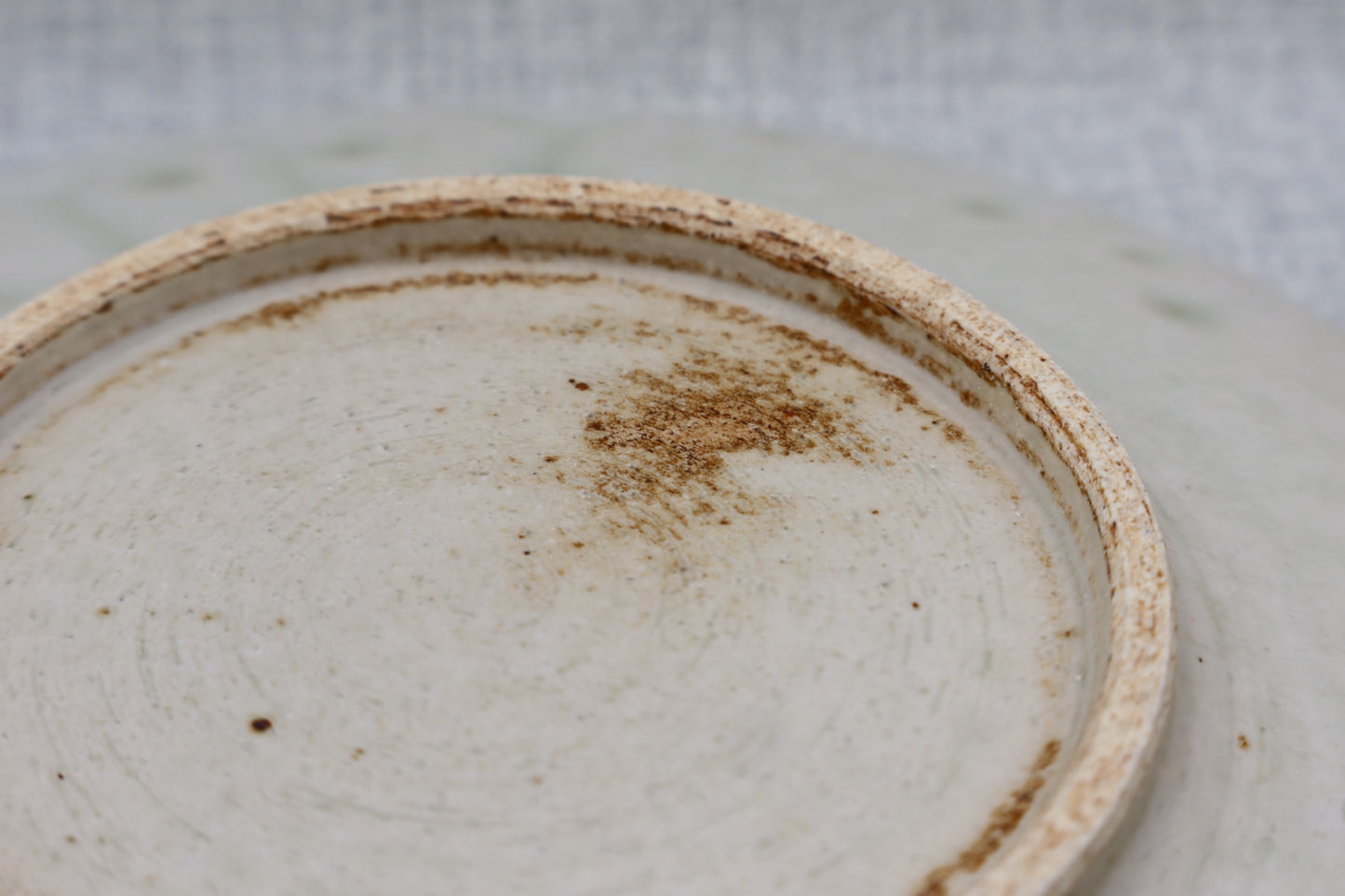 Mashiko ware flat plate, round plate, milky white/light yellow