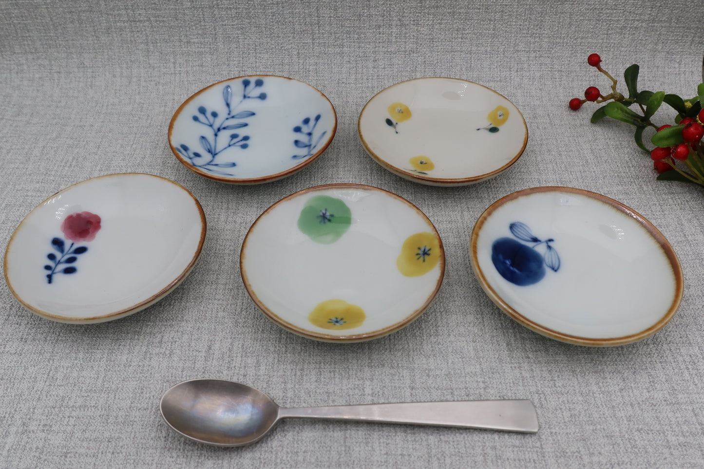 Small plate, round plate, floral pattern