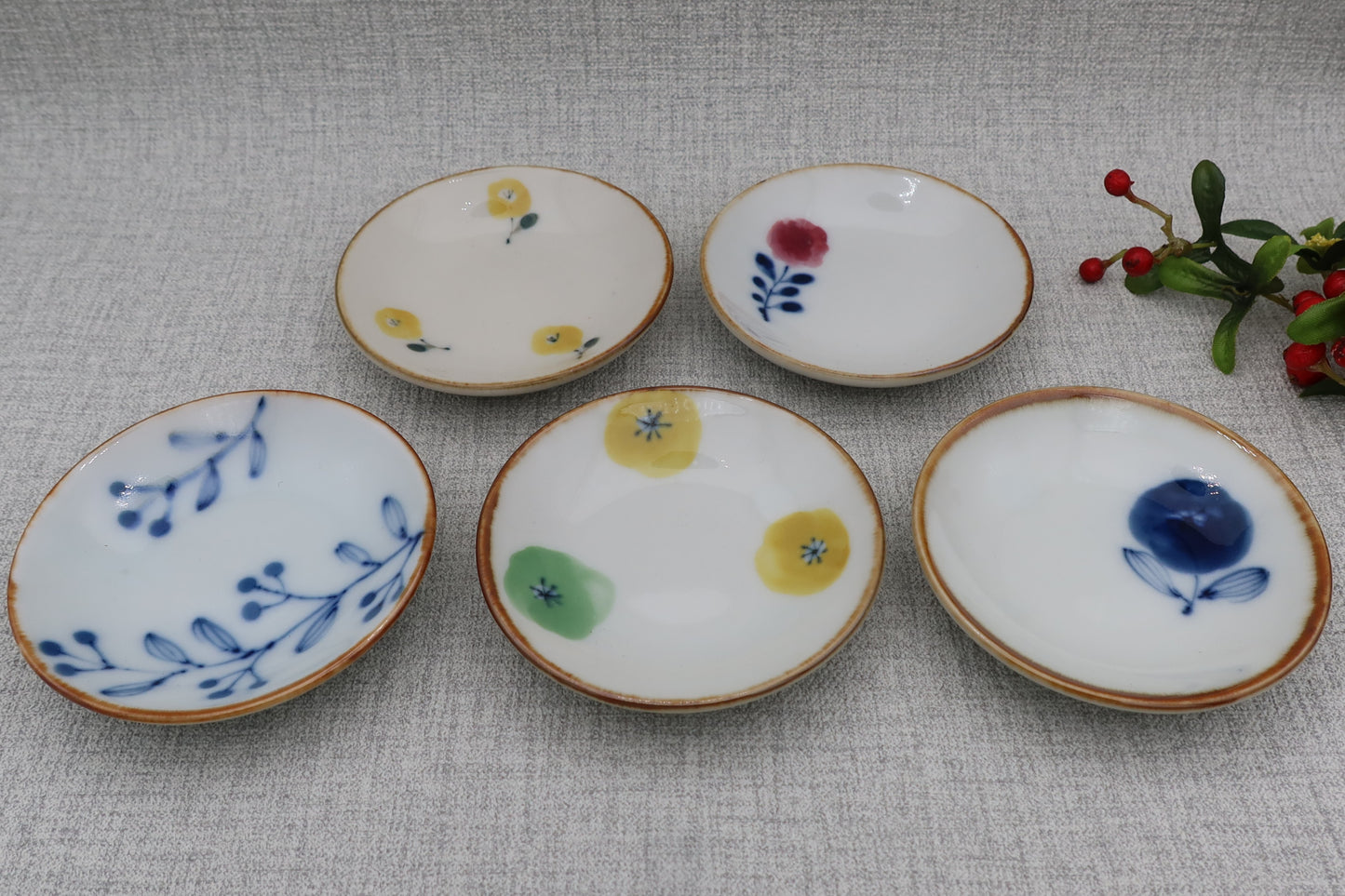 Small plate, round plate, floral pattern