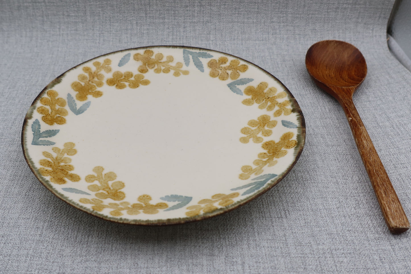 Flat plate, round plate, washi-dyed, mimosa flower pattern