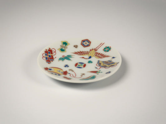 Kutani ware small plate with treasures (Auspicious small plate collection)
