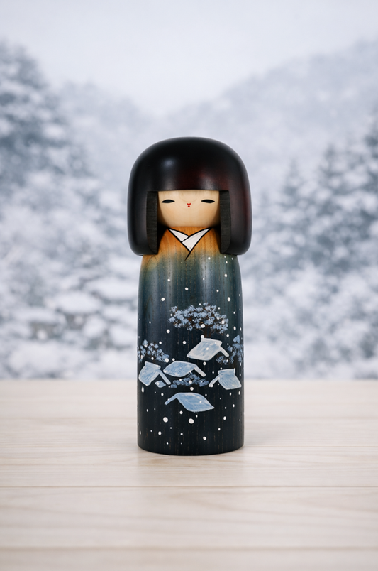 大暑に寄り添う小さな涼──雪化粧の卯三郎こけしがもたらす癒しと日本の季節文化