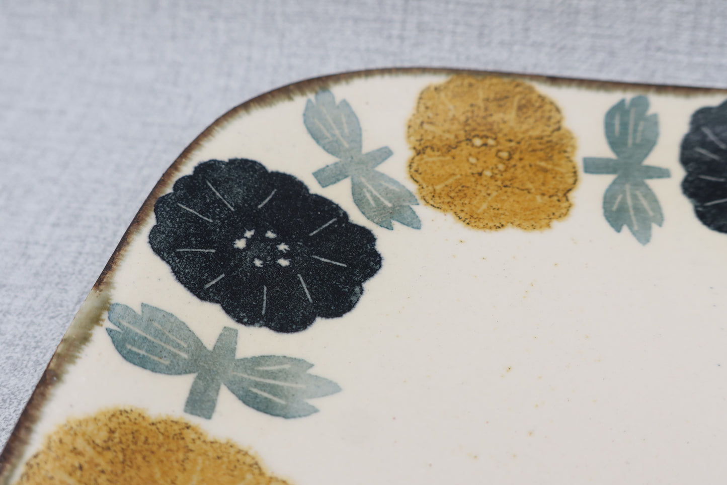 Flat plate, square plate, washi dyed, chrysanthemum flower pattern