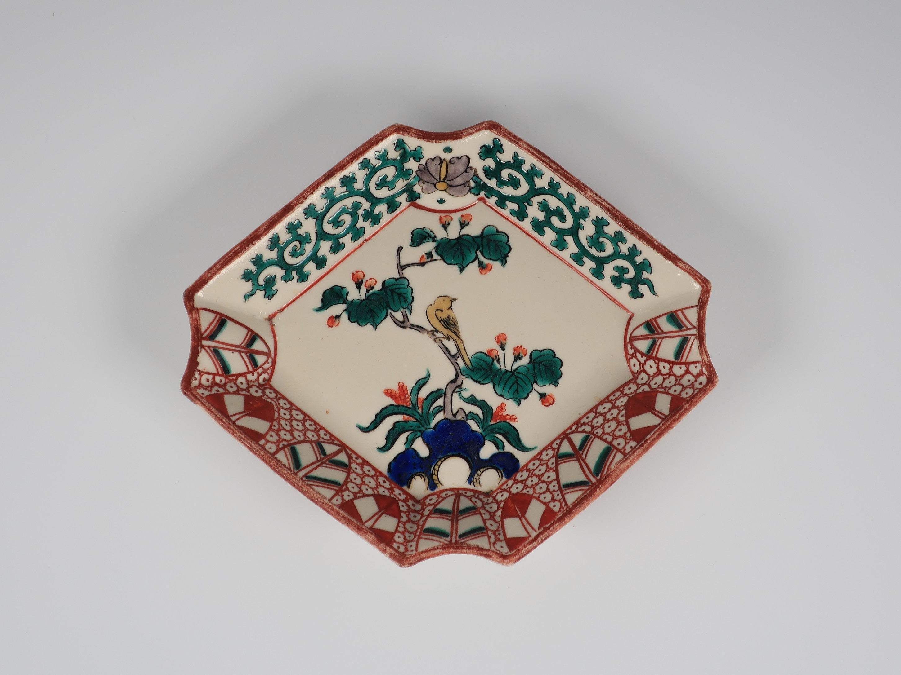 AG80 九谷焼 灯籠 草花図 色絵 六角屋根 時代物 置物 飾り物 骨董> 九谷焼 色絵古九谷様式 苫屋 矢羽 菱形皿 花鳥図 – Tokoro Bloom