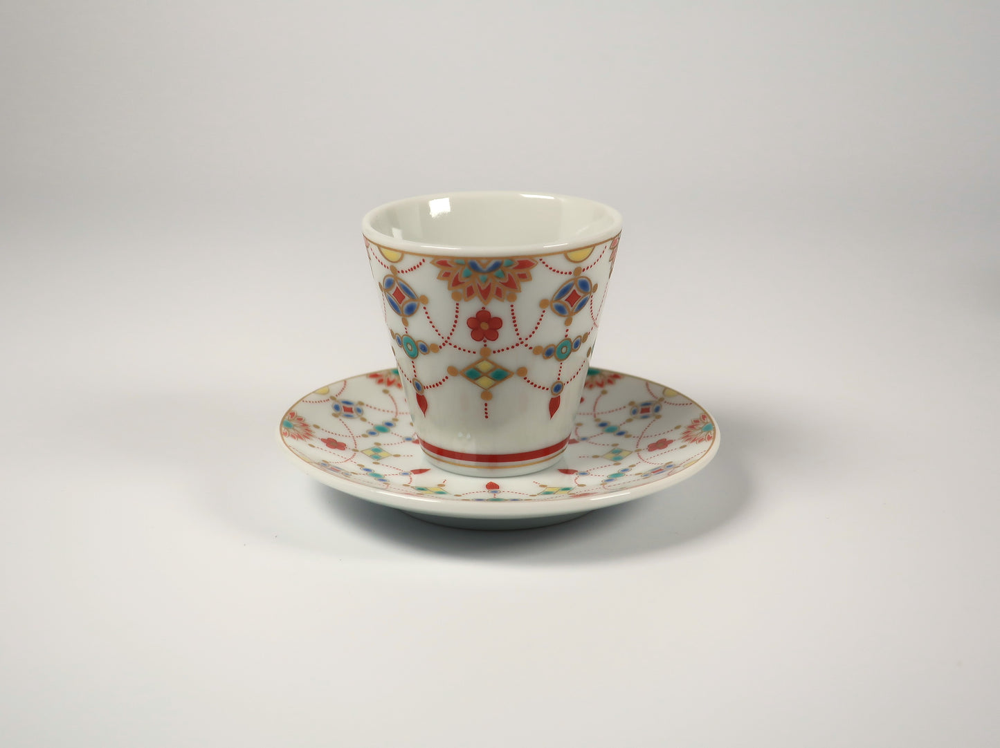 Kutani ware sake cup with Yoraku design (Auspicious sake cup collection)