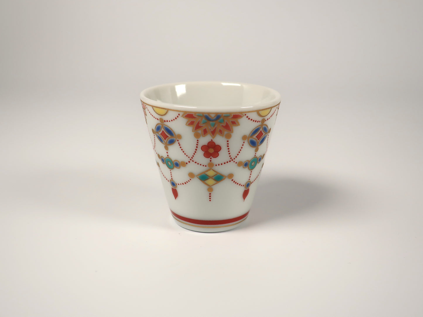 Kutani ware sake cup with Yoraku design (Auspicious sake cup collection)