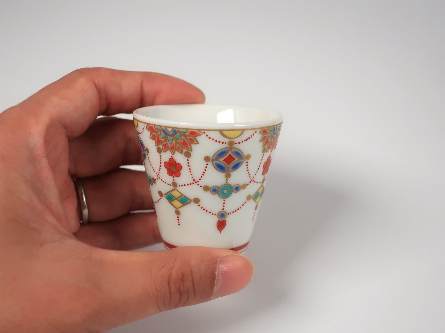 Kutani ware sake cup with Yoraku design (Auspicious sake cup collection)