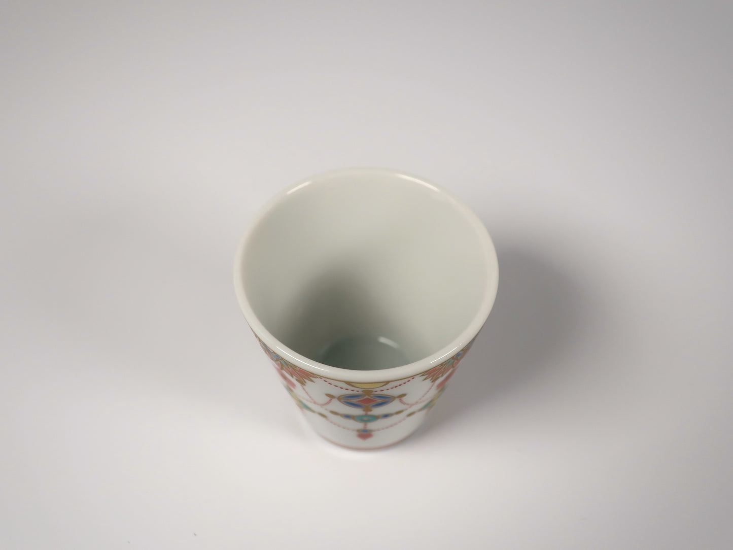 Kutani ware sake cup with Yoraku design (Auspicious sake cup collection)
