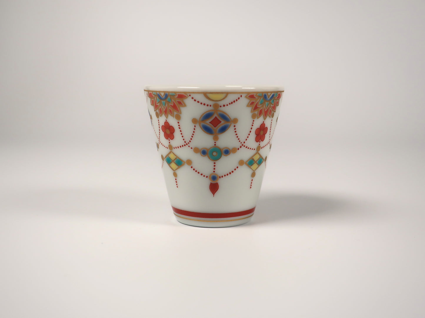 Kutani ware sake cup with Yoraku design (Auspicious sake cup collection)