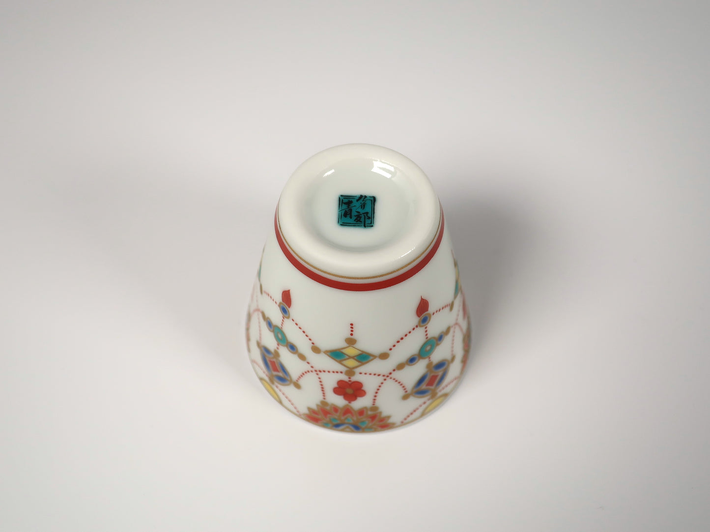 Kutani ware sake cup with Yoraku design (Auspicious sake cup collection)