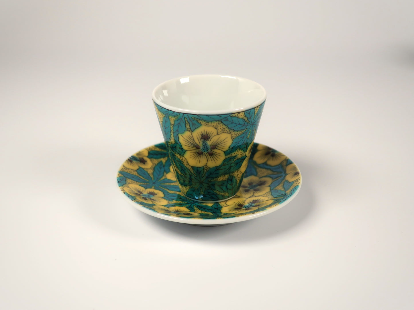 Kutani ware sake cup Yoshidaya Aoi style (Auspicious sake cup collection)