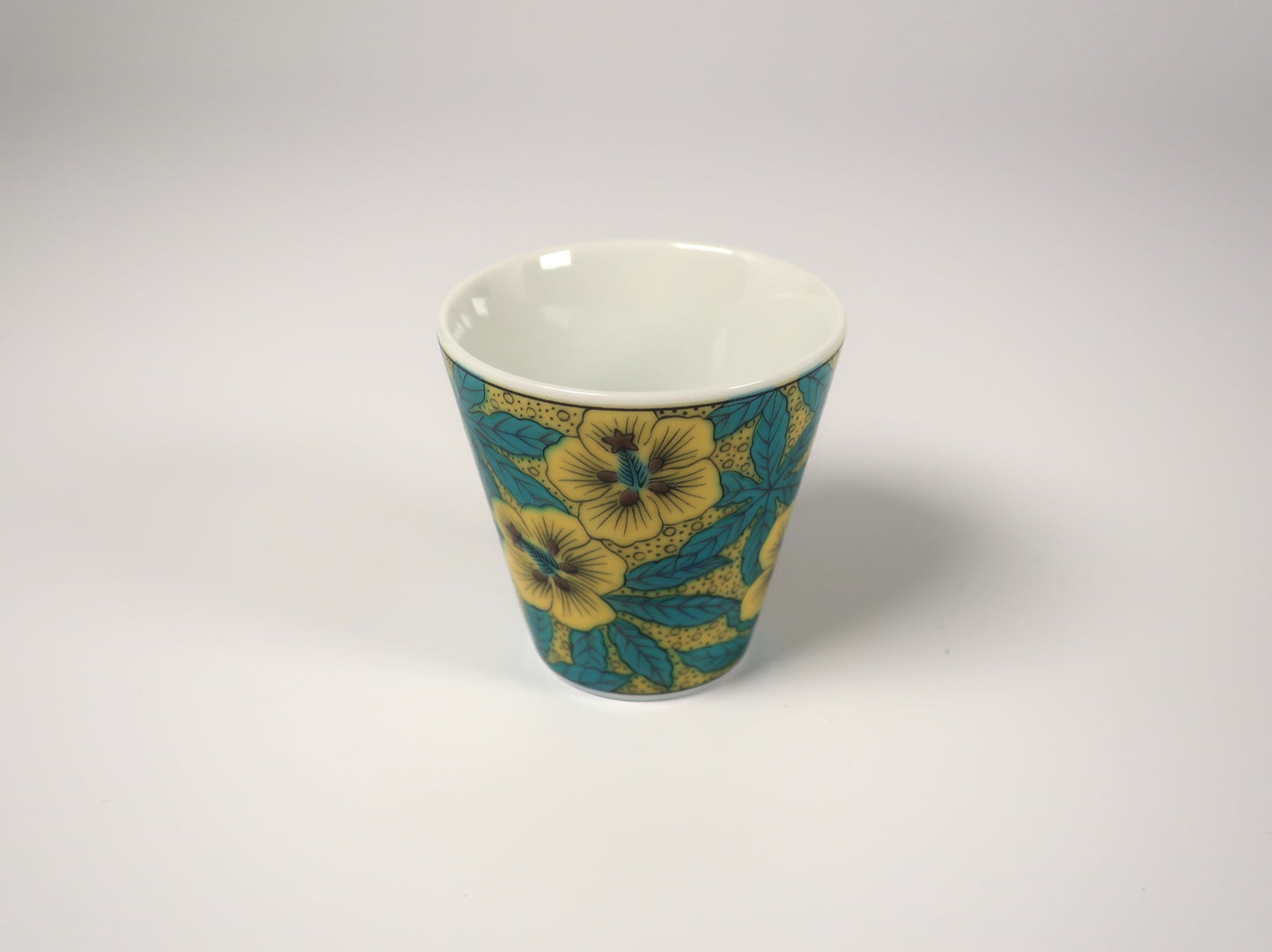 Kutani ware sake cup Yoshidaya Aoi style (Auspicious sake cup collection)