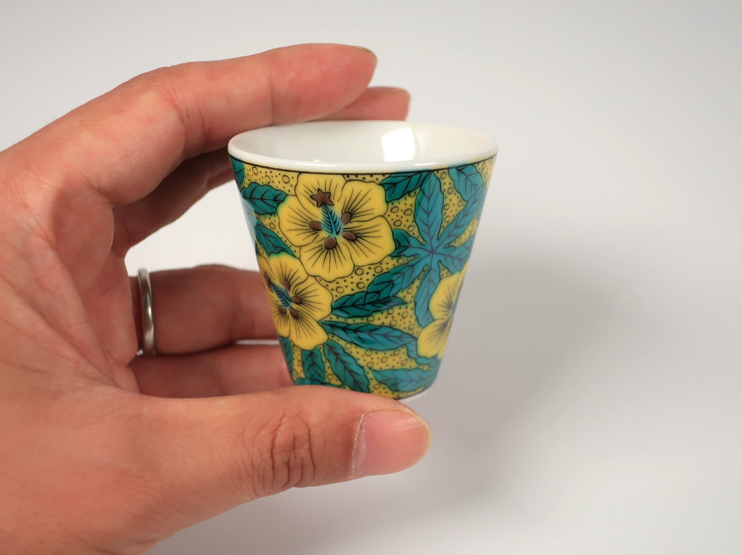 Kutani ware sake cup Yoshidaya Aoi style (Auspicious sake cup collection)