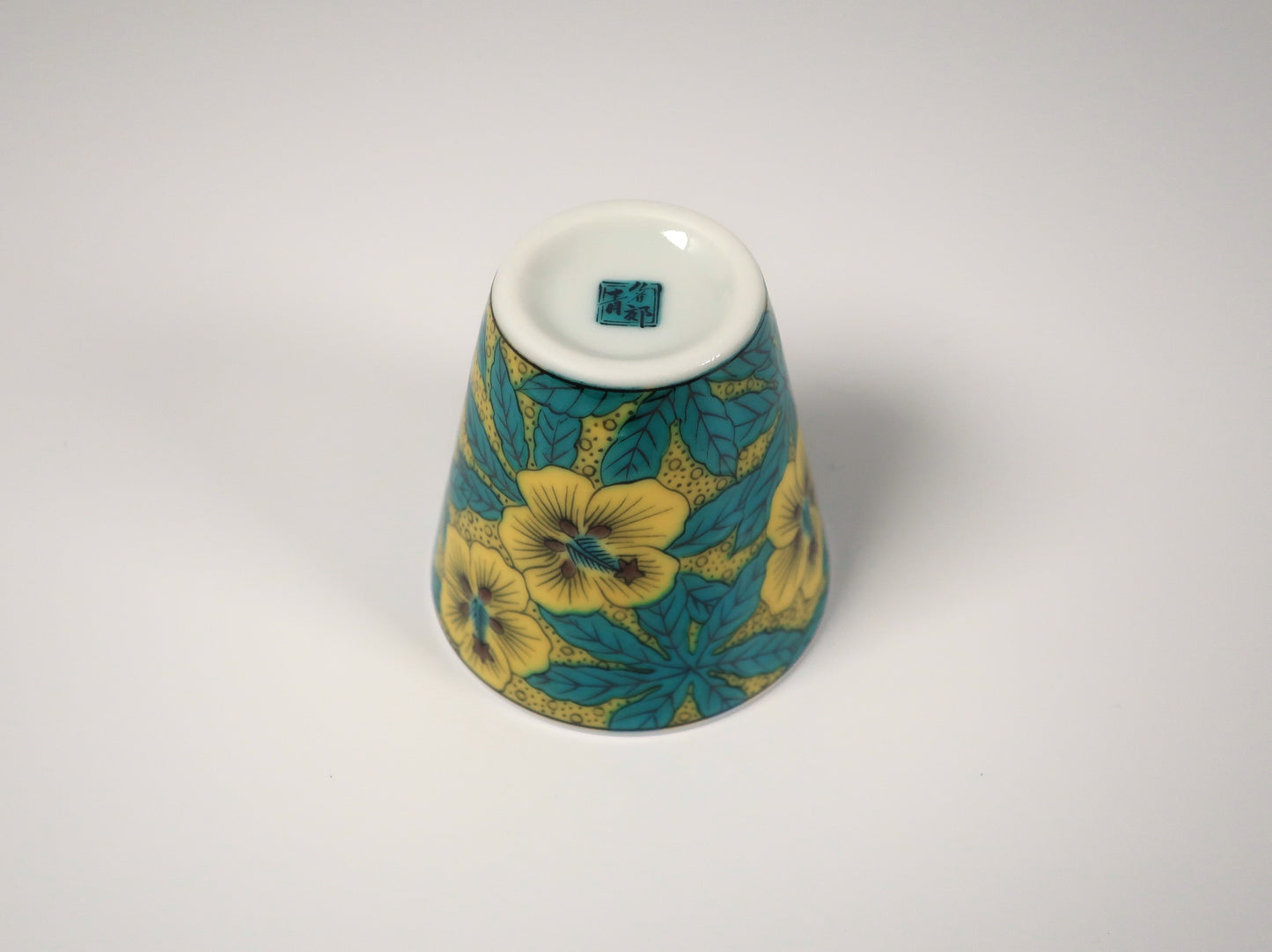 Kutani ware sake cup Yoshidaya Aoi style (Auspicious sake cup collection)