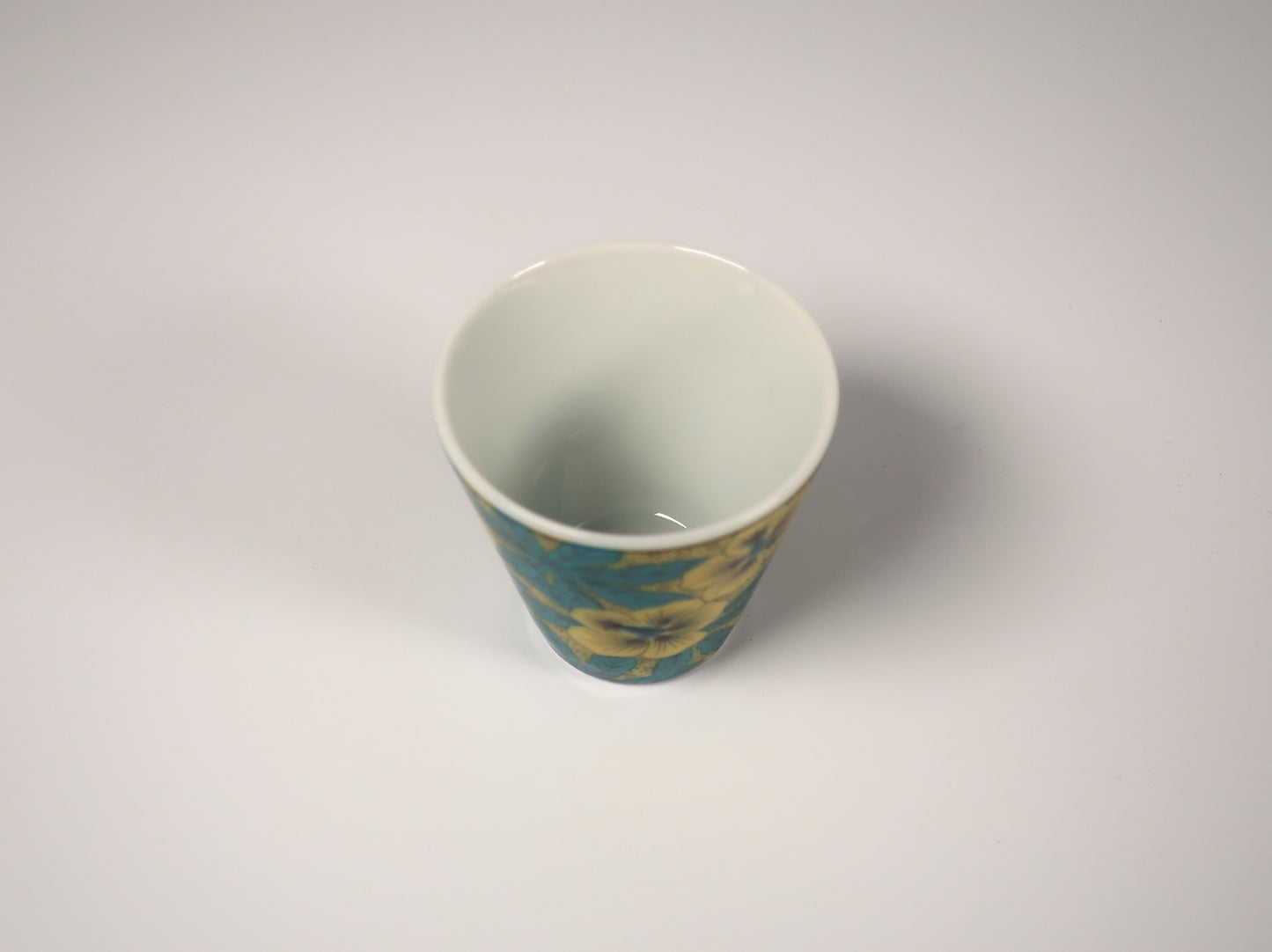 Kutani ware sake cup Yoshidaya Aoi style (Auspicious sake cup collection)