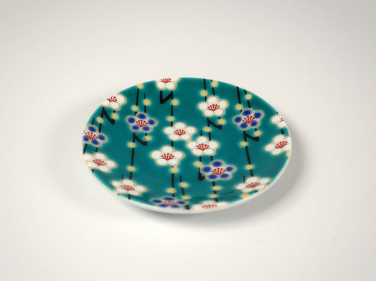 Kutani ware small plate with plum blossom design (Auspicious small plate collection)