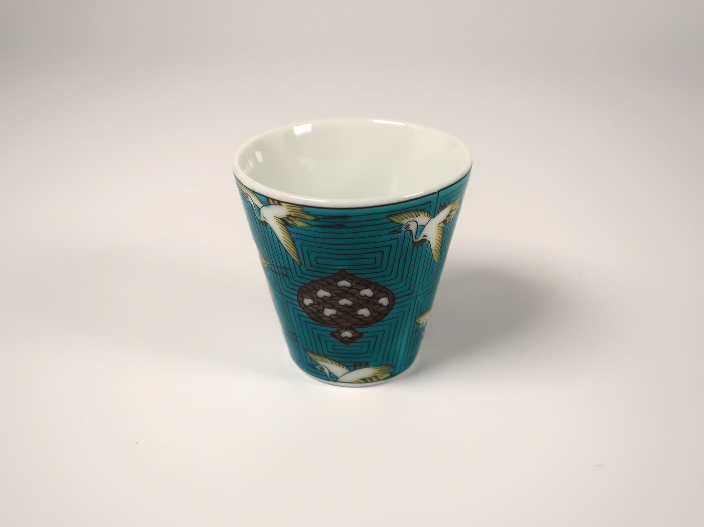 Kutani ware sake cup with Crane design (Auspicious sake cup collection)