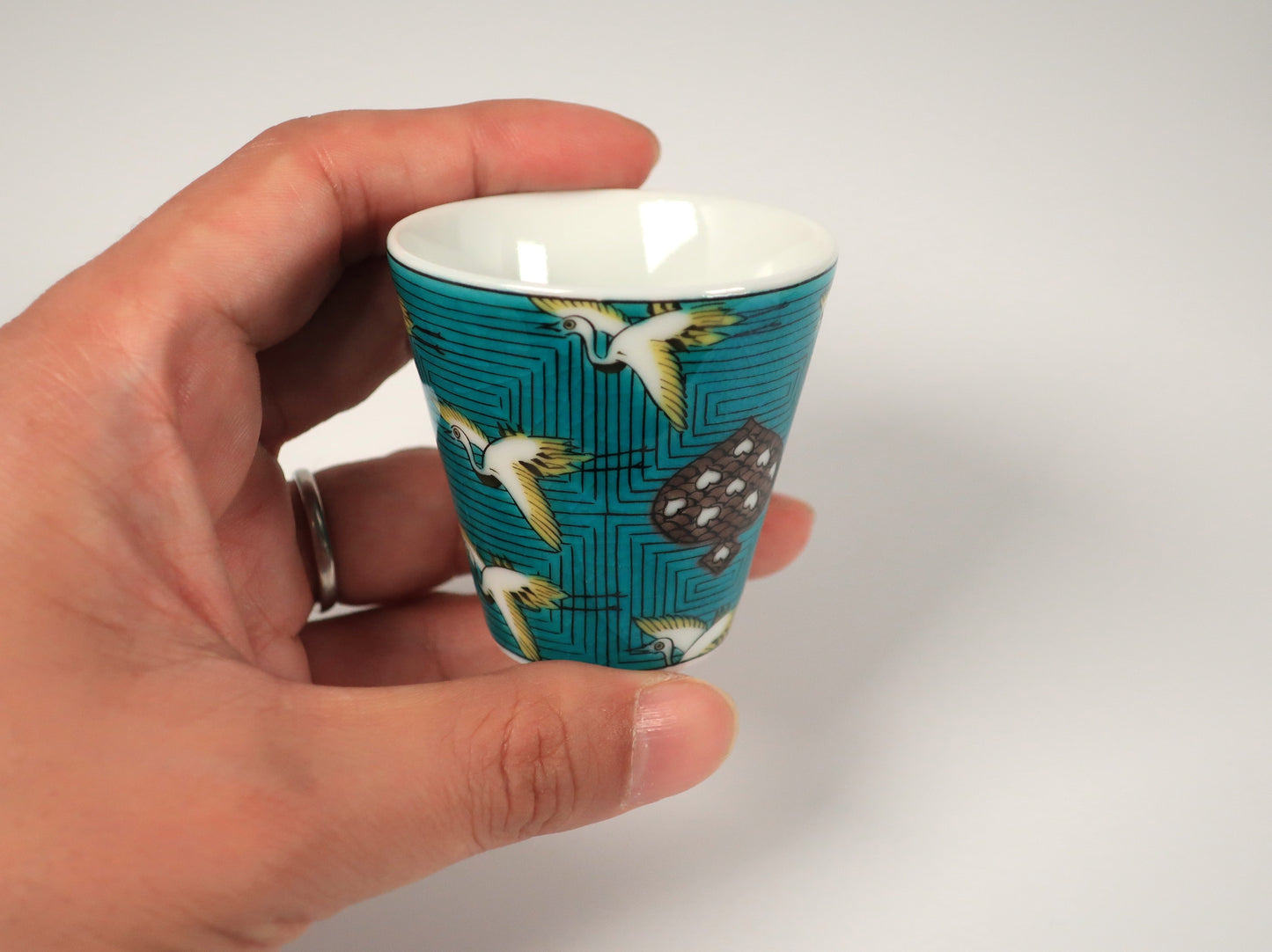 Kutani ware sake cup with Crane design (Auspicious sake cup collection)
