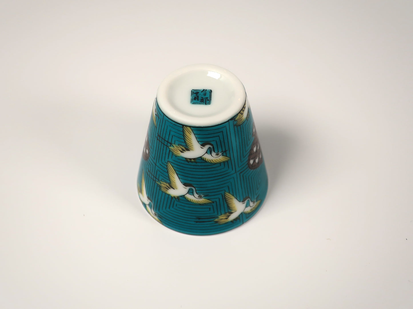 Kutani ware sake cup with Crane design (Auspicious sake cup collection)