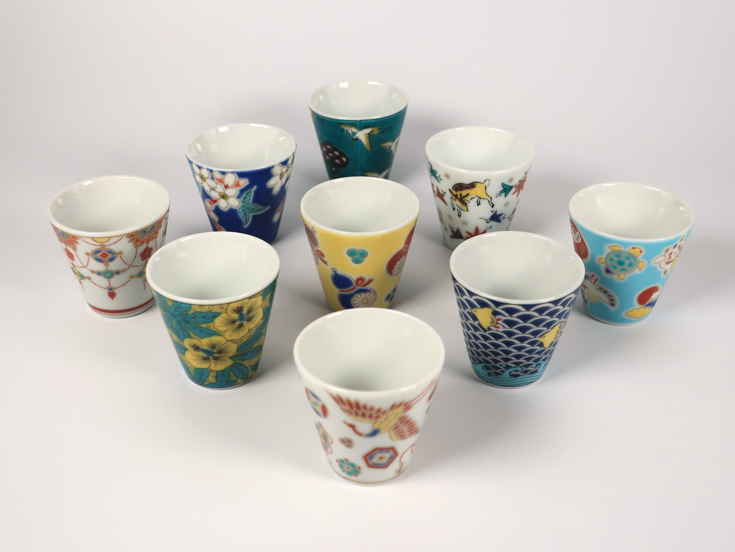 Kutani ware sake cup Yoshidaya Aoi style (Auspicious sake cup collection)
