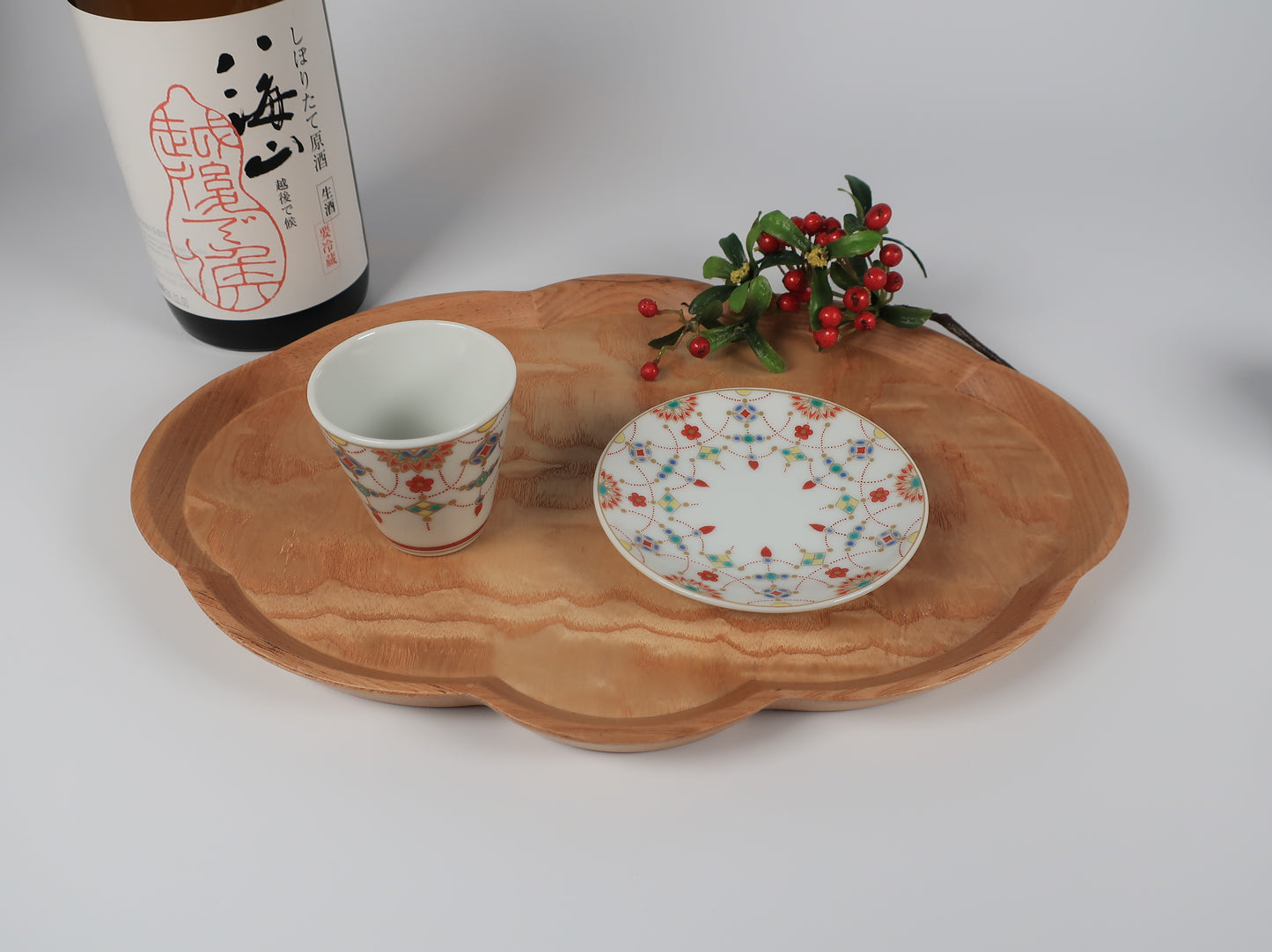 Kutani ware sake cup with Yoraku design (Auspicious sake cup collection)