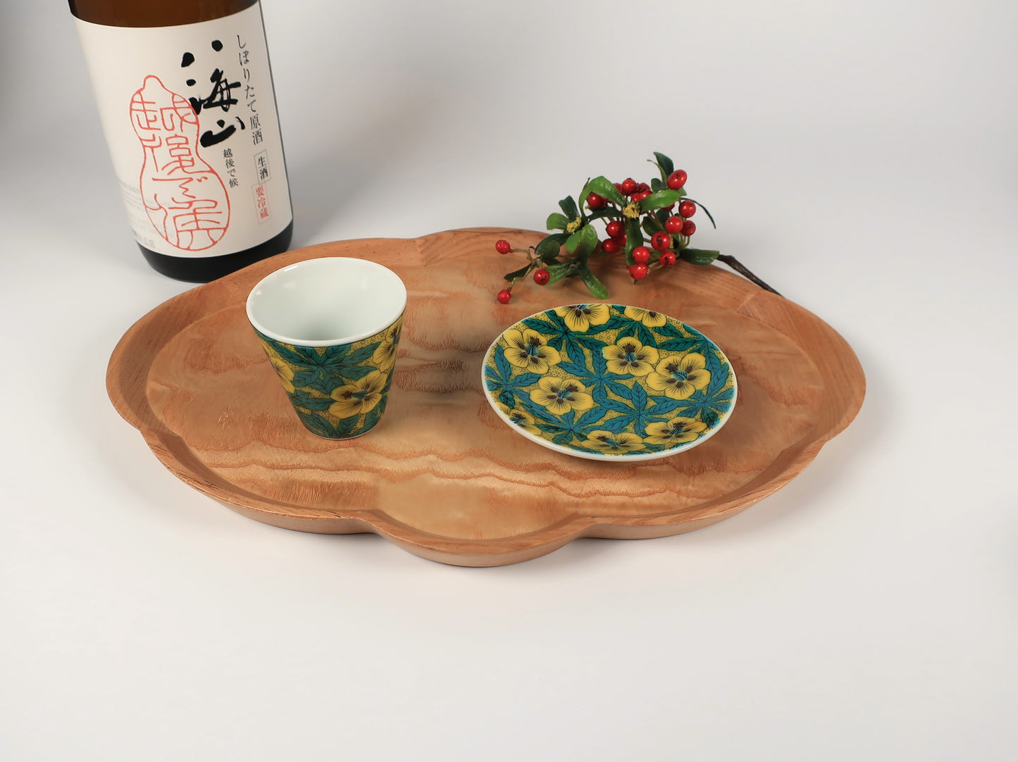 Kutani ware sake cup Yoshidaya Aoi style (Auspicious sake cup collection)