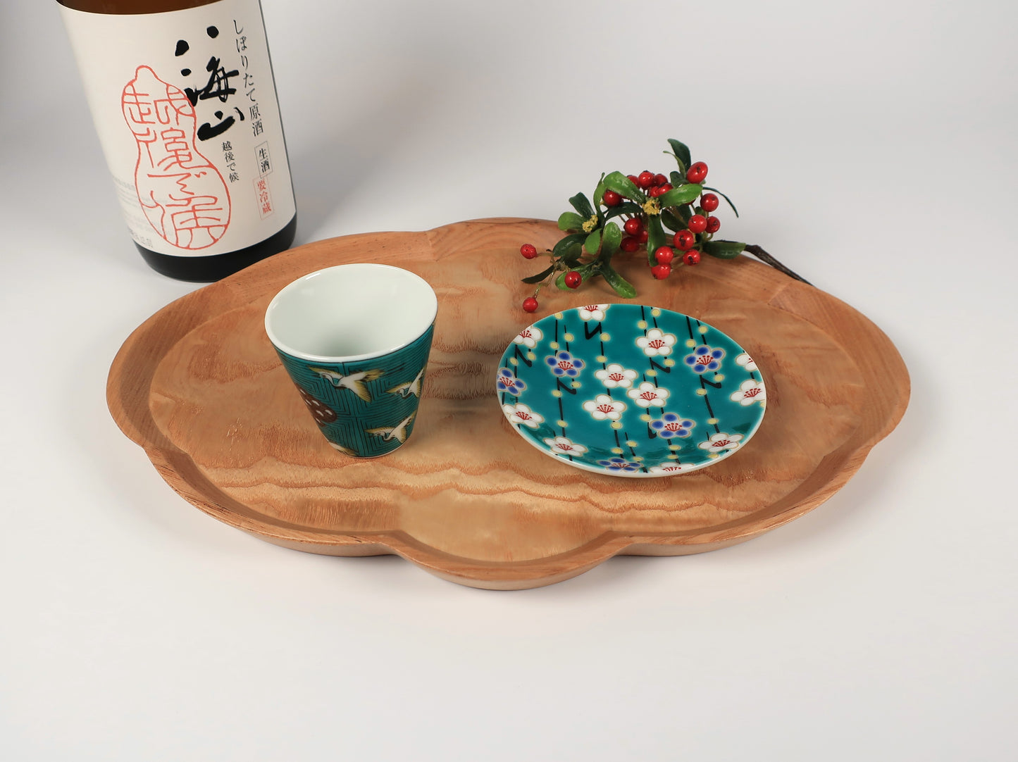 Kutani ware sake cup with Crane design (Auspicious sake cup collection)