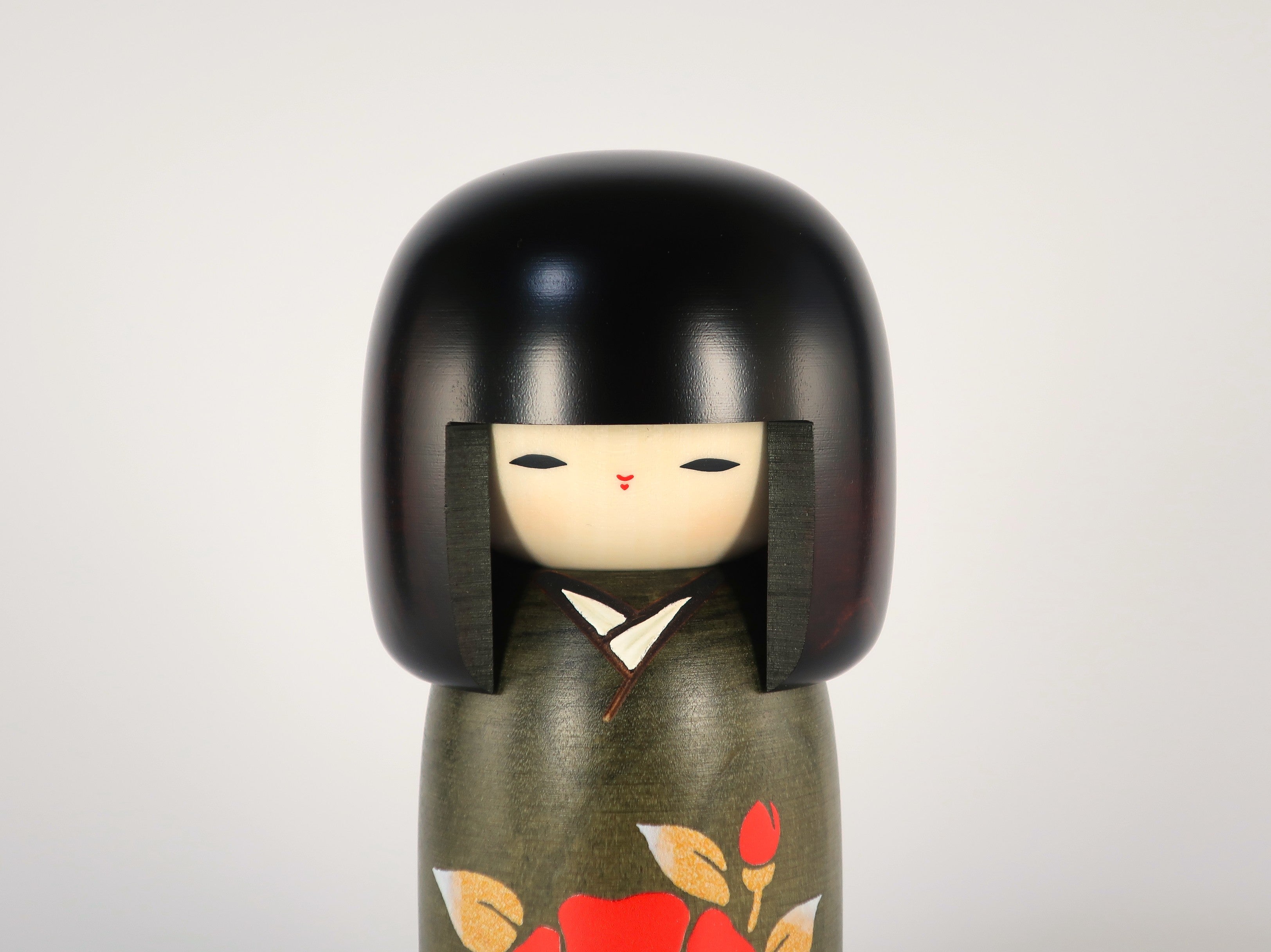Usaburo Kokeshi – “Tsubaki no Sato” Doll with Snow‑Kissed Camellia