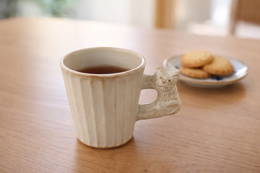 Mashiko ware cat handle straight mug - Off-white