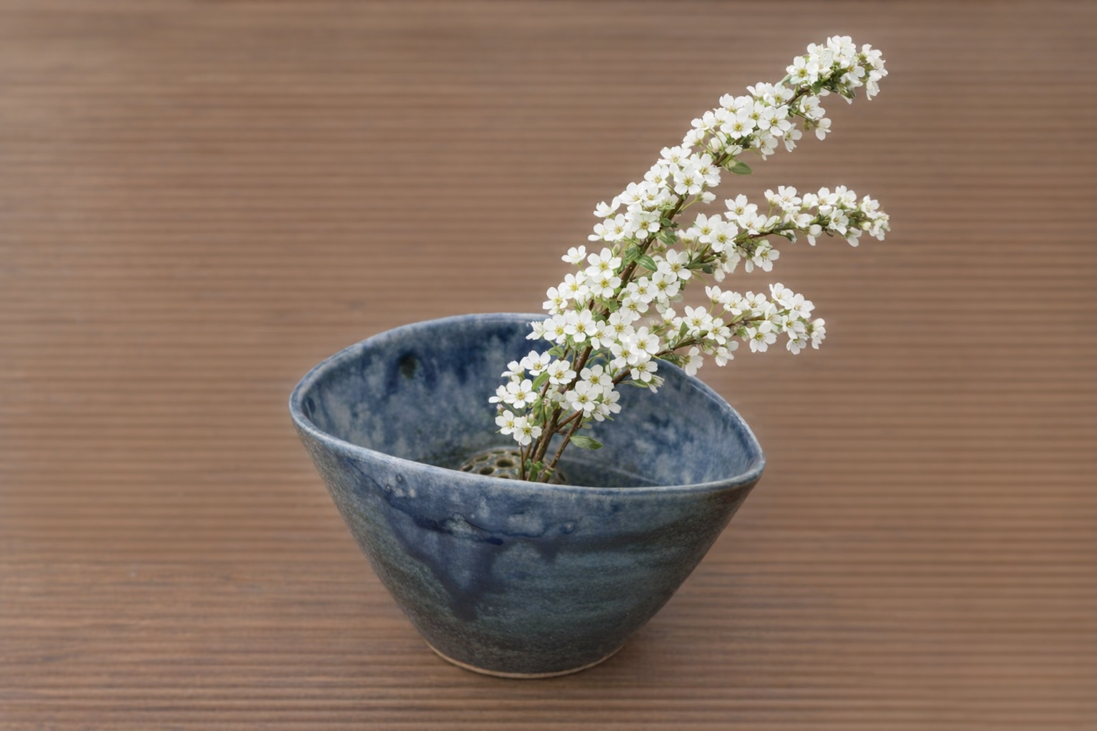 益子焼 花挿し 紺色 – Tokoro Bloom